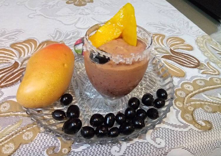 Blueberry & mango immune boosting smoothie