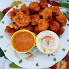 A picture of Super crispy tasty onion pakoda with spicy chutney.