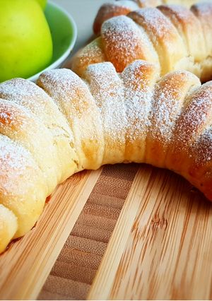 O poză a rețetei Pariziene cu mere și cremă de ciocolata. Pariziene pufoase și aromate.