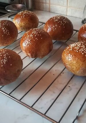 Teljes kiőrlésű hamburgerbuci recept fotója