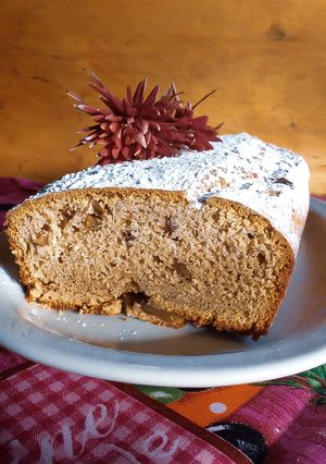 Una foto de Budín de canela, queso crema y nueces