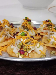 चटपटी मठरी चाट (Chatpati mathri chaat recipe in hindi) रेसिपी मुख्य फोटो