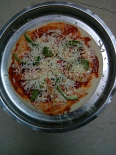 હોમ મેડ પિઝા (Home Made Pizza Recipe In Gujarati) રેસીપી મુખ્ય ફોટો