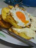 Tajadas de plátano acompañado de caviar y queso derretido