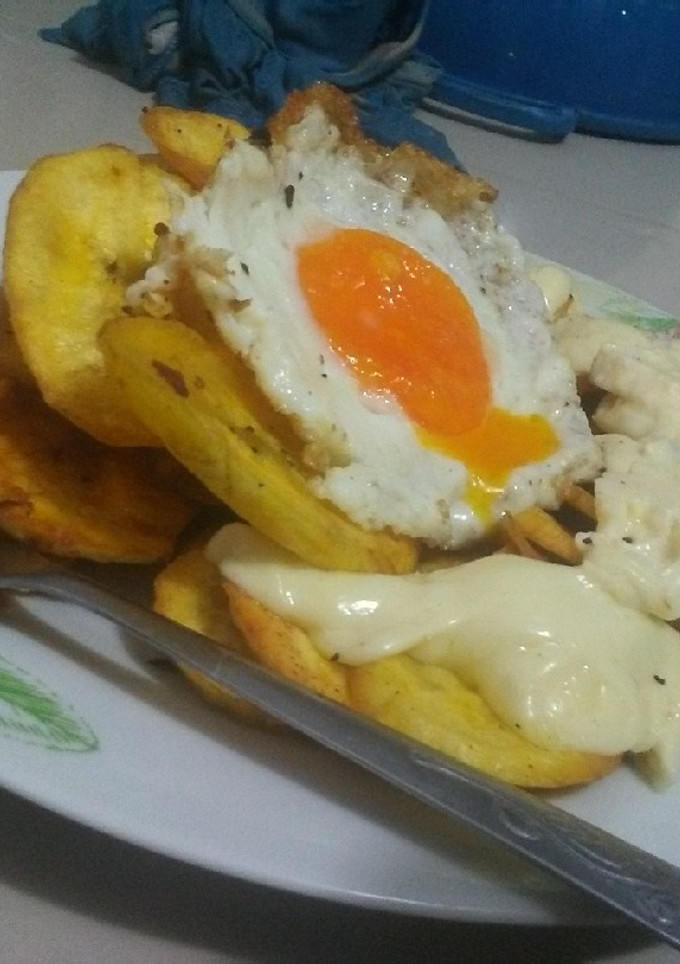 Una foto de Tajadas de plátano acompañado de caviar y queso derretido