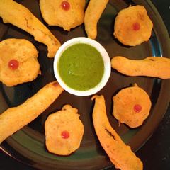 A picture of Aloo mirchi pakodas.