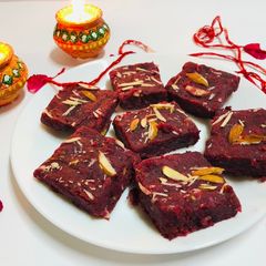 A picture of Chikoo Beetroot Barfi.