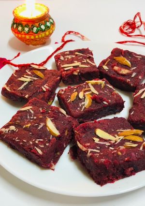 A picture of Chikoo Beetroot Barfi.