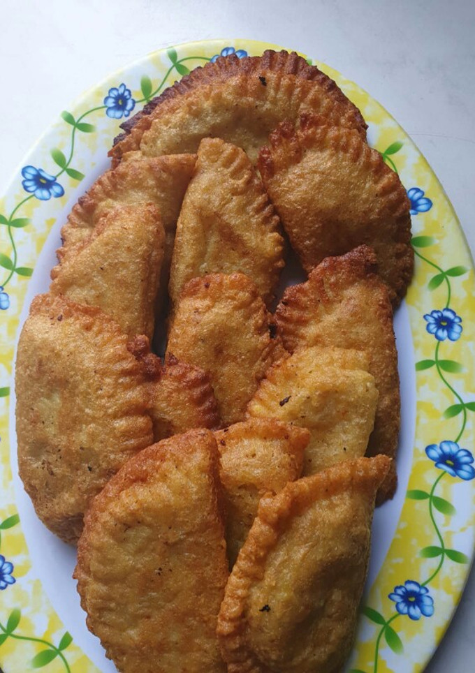 Una foto de Empanadas de plátanos verdes con pollo sin harina
