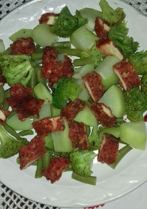 Una foto de Ensalada verde con pollo a la diabla