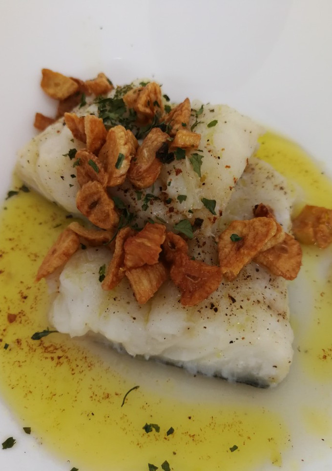Una foto de Bacalao al horno con chips de ajo