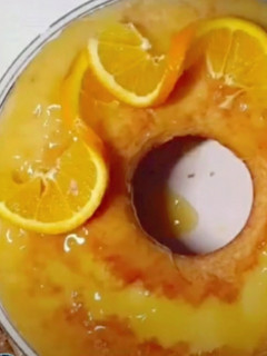 A picture of كيك البرتقال 🍊 مع الصوص هشه وخفيفة.
