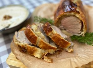 Foto principal de Solomillo de cerdo en hojaldre o Wellington con cebolla caramelizada y manzana: Carnes de Navidad