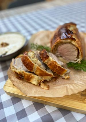 Una foto de Solomillo de cerdo en hojaldre o Wellington con cebolla caramelizada y manzana: Carnes de Navidad
