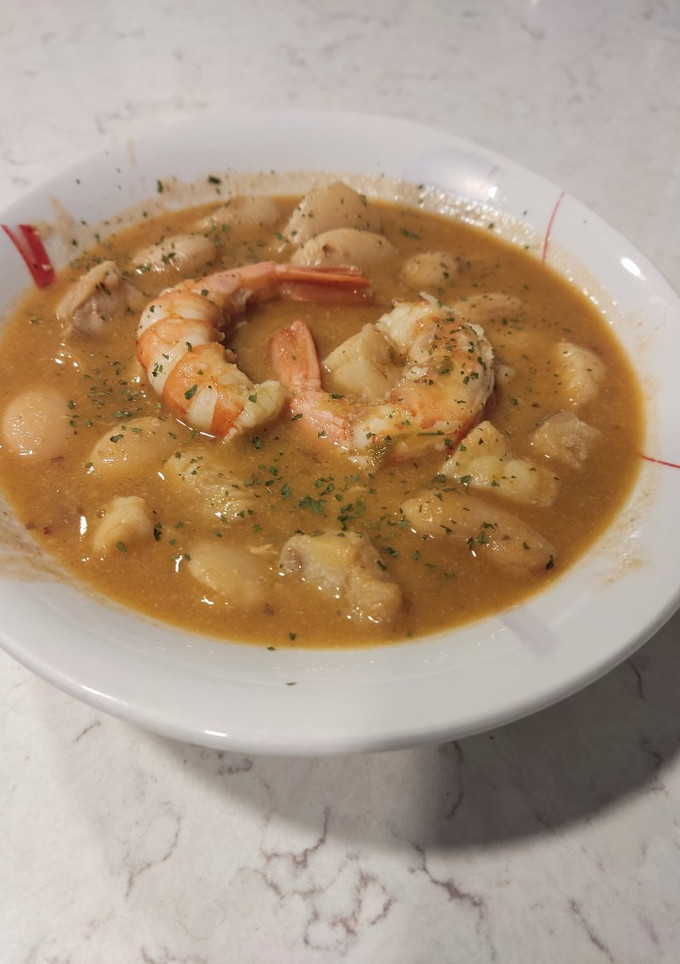 Una foto de Judiones con rape y langostinos
