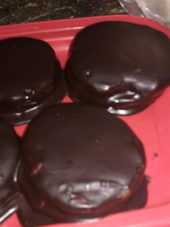 Una foto de Alfajores bañados en chocolate de cholocolate