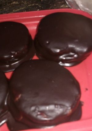 Una foto de Alfajores bañados en chocolate de cholocolate