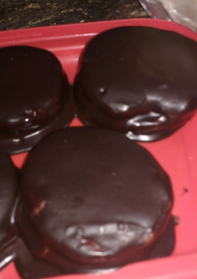 Una foto de Alfajores bañados en chocolate de cholocolate