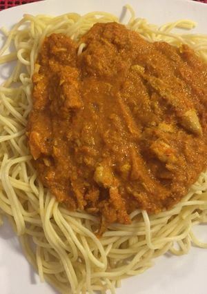 Una foto de Tallarines con salsa roja de atún