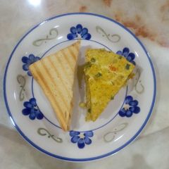 A picture of Sweet potato frittata and toasted bread.