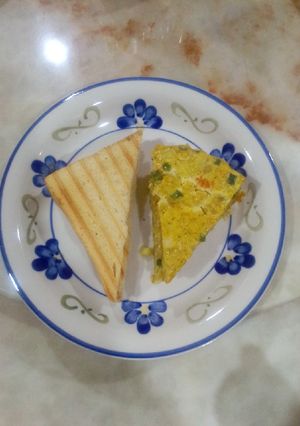 A picture of Sweet potato frittata and toasted bread.
