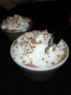 Una foto de Mousse de chocolate negro con crema de yogur
