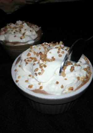 Una foto de Mousse de chocolate negro con crema de yogur