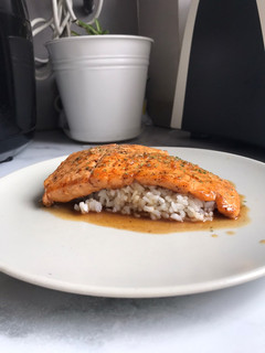 Una foto de Salmón con salsa de miel y limón