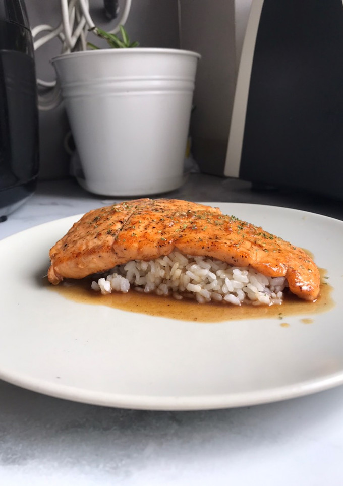 Una foto de Salmón con salsa de miel y limón