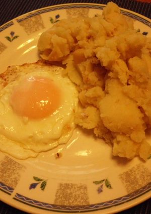 Una foto de Puré rústico de Papas y Ajos asados