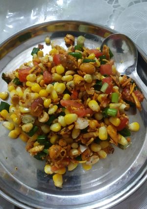 કાંદા મકાઈ ભેળ(Spring onion corn bhel recipe in gujarati) રેસીપી મુખ્ય ફોટો