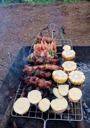 Hình của món Đồ nướng đi phượt (thịt nướng, xúc xích nướng, khoai nướng,...).