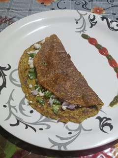 A picture of Protein-rich Moong Sprouts & spinach chilla with paneer stuffing.