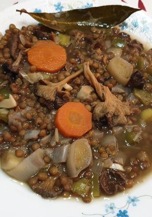 Una foto de Lentejas con verduras y Cantharellus
