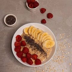 A picture of Apple cinnamon oatmeal topped with oatmeal with Raspberry chia.