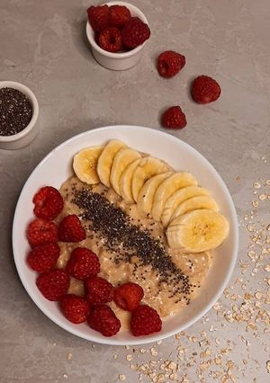 A picture of Apple cinnamon oatmeal topped with oatmeal with Raspberry chia.