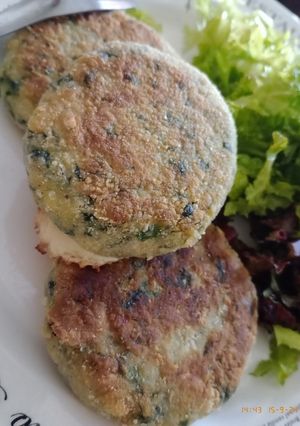 Una foto de Croquetas/ albóndigas de garbanzo y espinaca rellena de queso