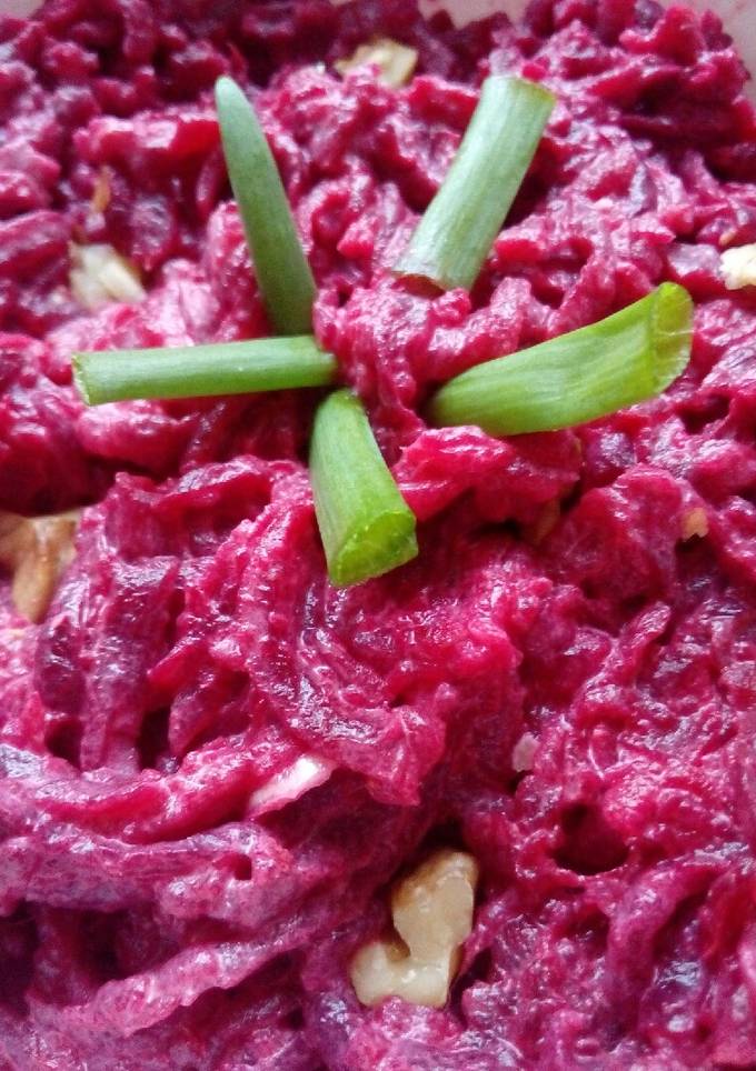 Салат з буряком та горіхами