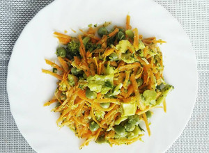 Una foto de Ensalada de zanahoria, arveja y brócoli