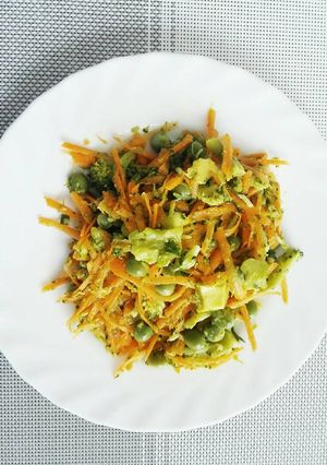 Una foto de Ensalada de zanahoria, arveja y brócoli