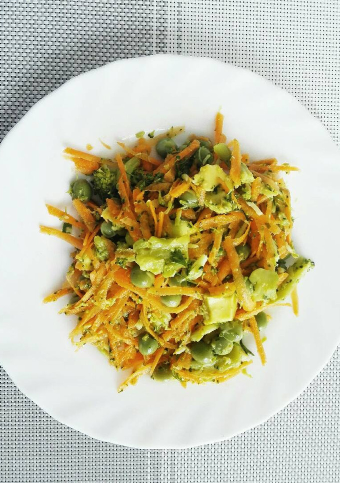 Una foto de Ensalada de zanahoria, arveja y brócoli
