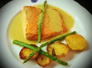 Foto principal de Salmón fresco en cama de crema de espárragos verdes
