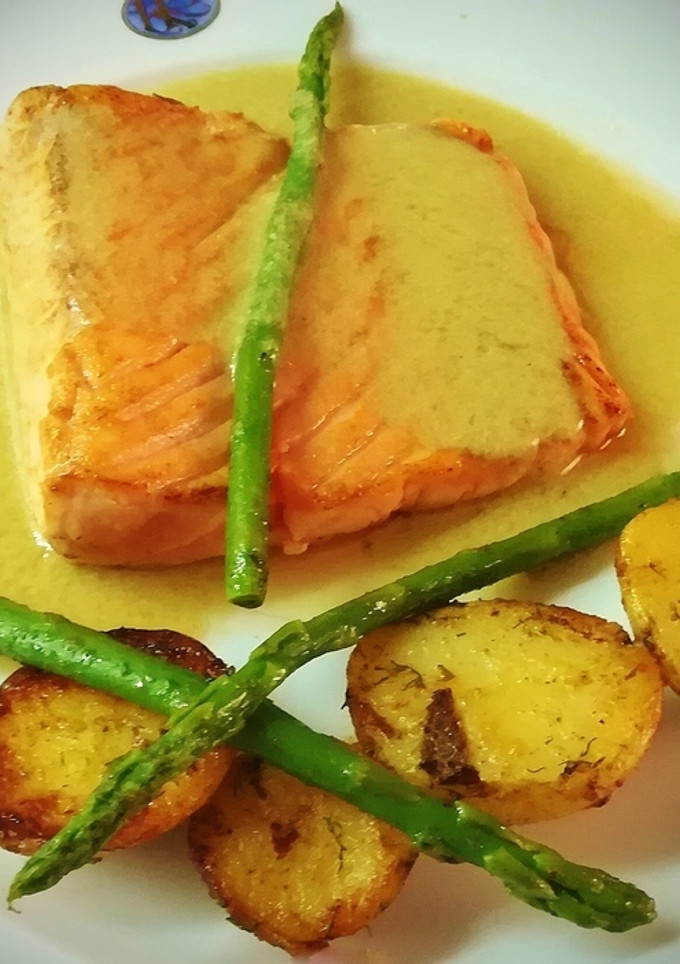 Una foto de Salmón fresco en cama de crema de espárragos verdes