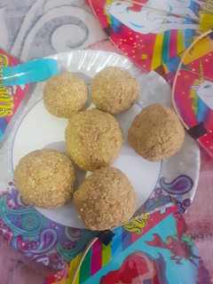 तिल गुड के लड्डू (Til gud ke laddu recipe in hindi) रेसिपी मुख्य फोटो