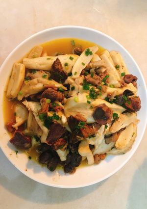 Hình của món Nấm Hoàng đế xào nội tâm gà.