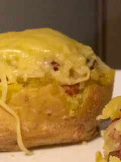 Una foto de Patata asada rellena de bacon o carne picada