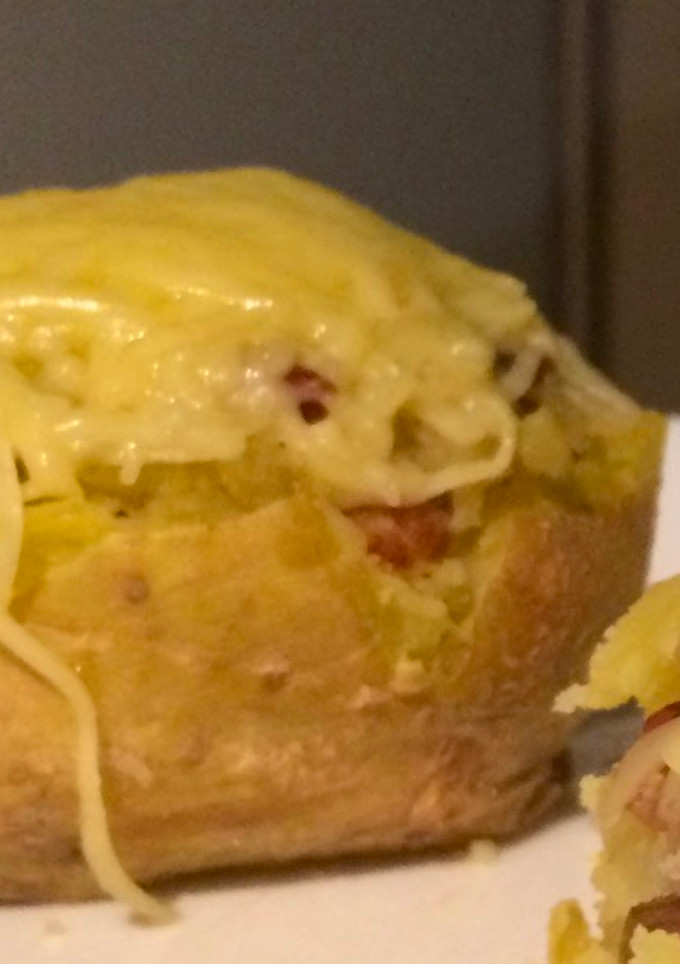 Una foto de Patata asada rellena de bacon o carne picada