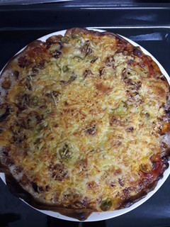 Una foto de Pizza casera bonito y queso de cabra