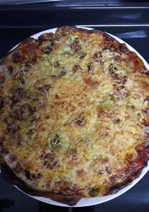 Una foto de Pizza casera bonito y queso de cabra