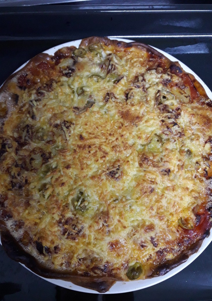Una foto de Pizza casera bonito y queso de cabra
